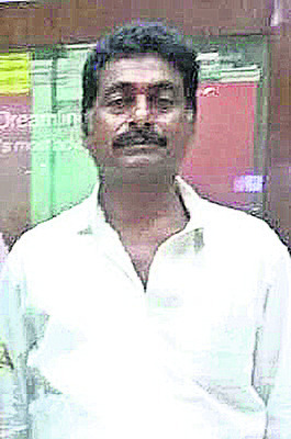 వ్యాన్‌ ఢీకొని ద్విచక్ర వాహనదారుడు మృతి 1