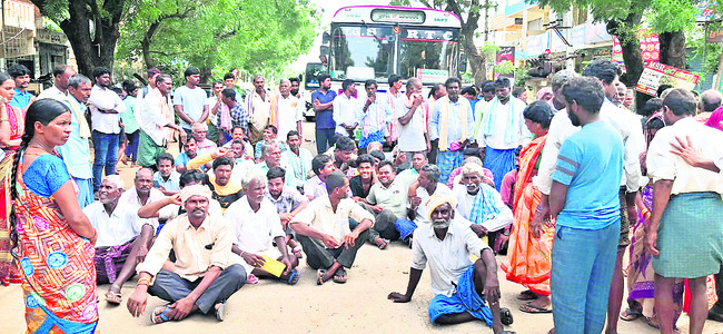 పనులు వదులుకొని వచ్చినా నిరాశే1