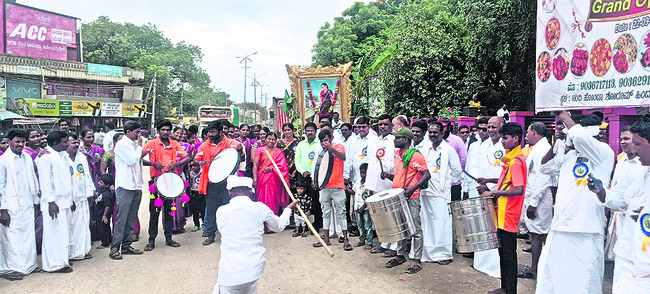 అక్రమ రేషన్‌ బియ్యం పట్టివేత 3