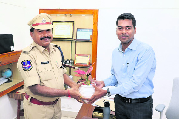 కలెక్టర్‌ను కలిసిన  అడిషనల్‌ డీసీపీ1