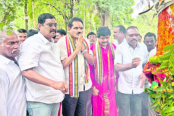 సిరిమాను చెట్టును దర్శించిన బొత్స, బెల్లాన, చిన్న శ్రీన1