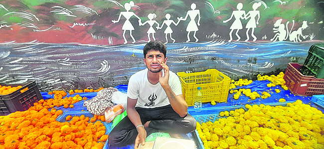 ఫుట్‌పాత్‌లే పూల కొట్లు!1