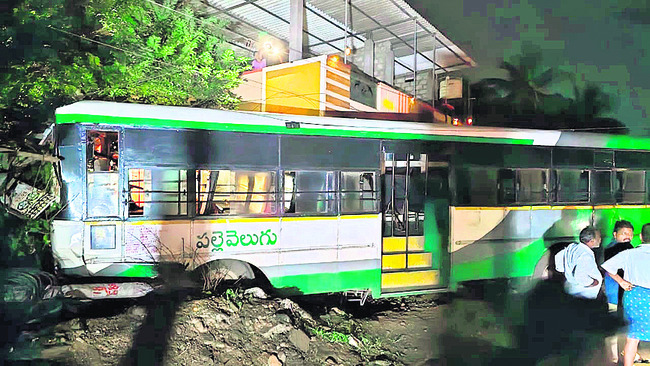 ఆర్టీసీ బస్సు ఢీకొని మోటార్‌ సైక్లిస్ట్‌ మృతి 1