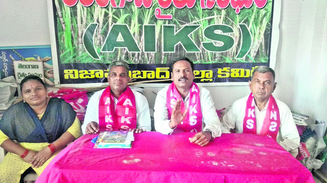 రైతులకు నష్టపరిహారం  చెల్లించాలి 
2