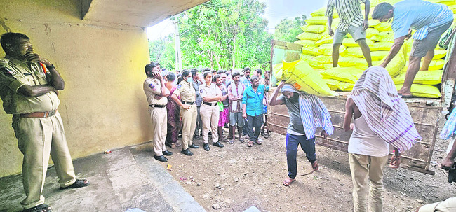 వట్టిఖమ్మంపహాడ్‌లో ఉద్రిక్తత
1