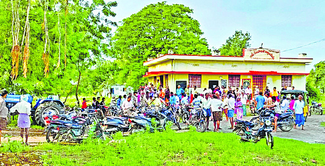 యూరియా కోసం బారులు 1