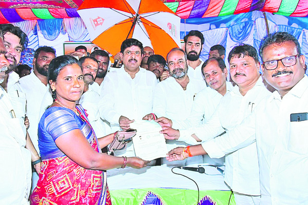 వేతనాలు చెల్లించాలి1