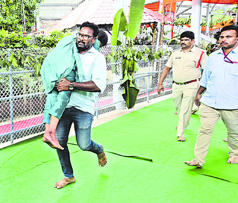 క్యూలోనే కనిపిస్తున్న దేవుడు! 3