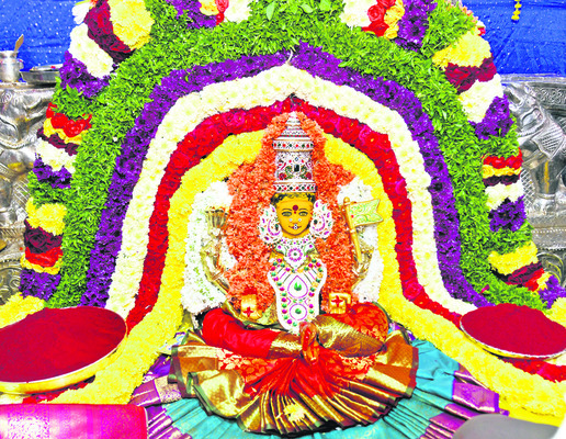 ఆదిలక్ష్మి అలంకరణలో కనకమహాలక్ష్మి 1