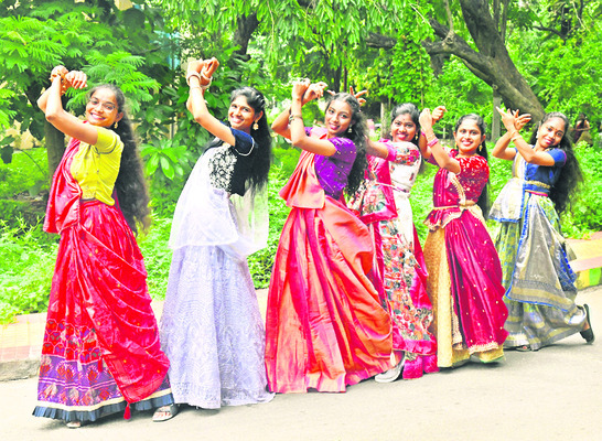 ● గజ్జె ఘల్లుమన్నది.. జానపదం వెల్లివిరిసింది 1
