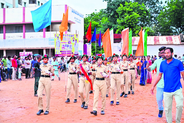 అట్టహాసంగా ఫుట్‌బాల్‌ పోటీలు షురూ 1