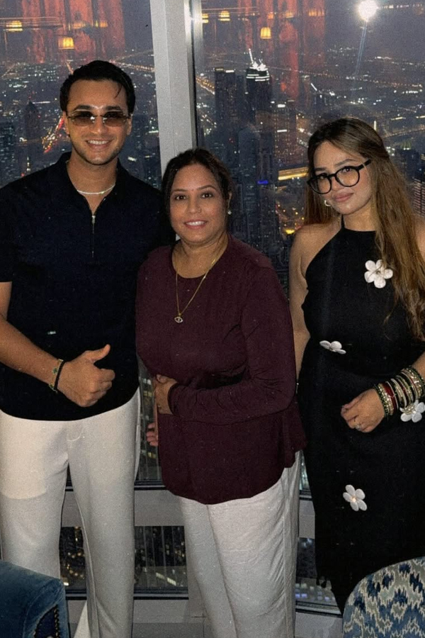 Abhishek Sharma goes on a trip to Burj Khalifa with his family: Photos7