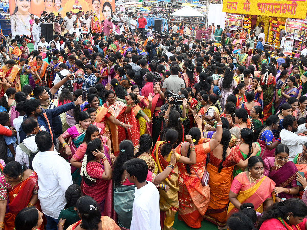 Actress Kushboo Bathukamma Celebrations At Charminar Photos11