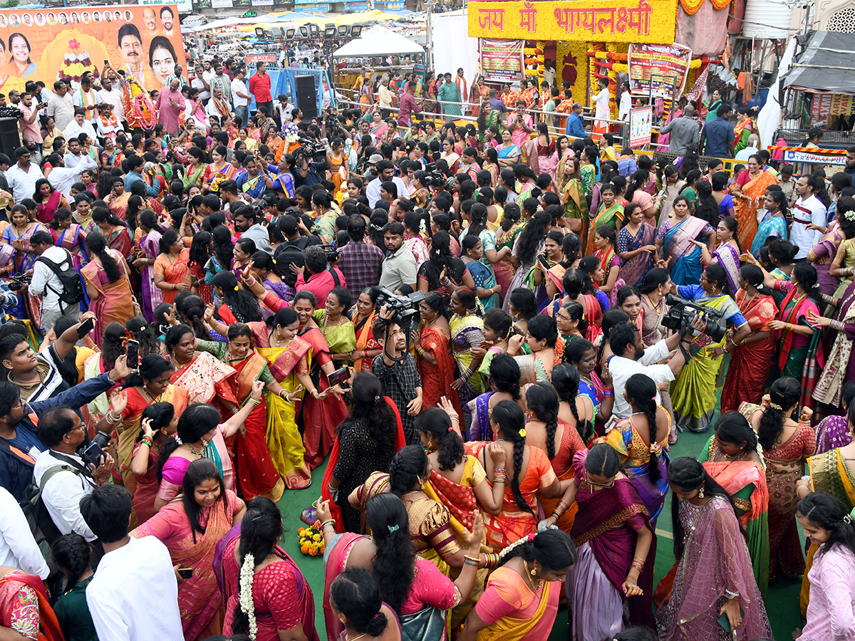 Actress Kushboo Bathukamma Celebrations At Charminar Photos12
