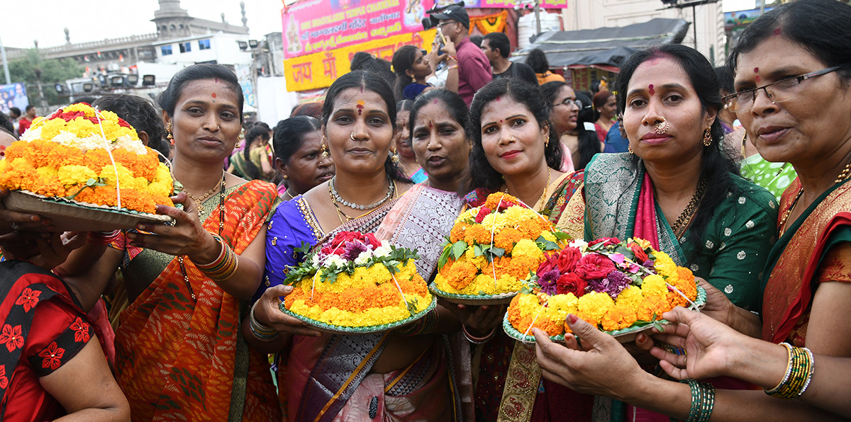 Actress Kushboo Bathukamma Celebrations At Charminar Photos13