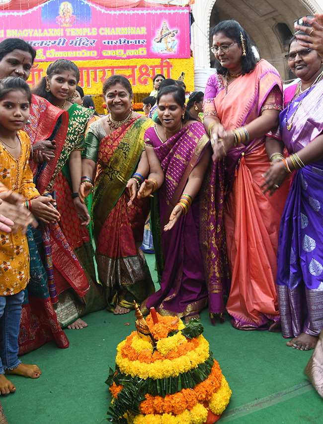 Actress Kushboo Bathukamma Celebrations At Charminar Photos14