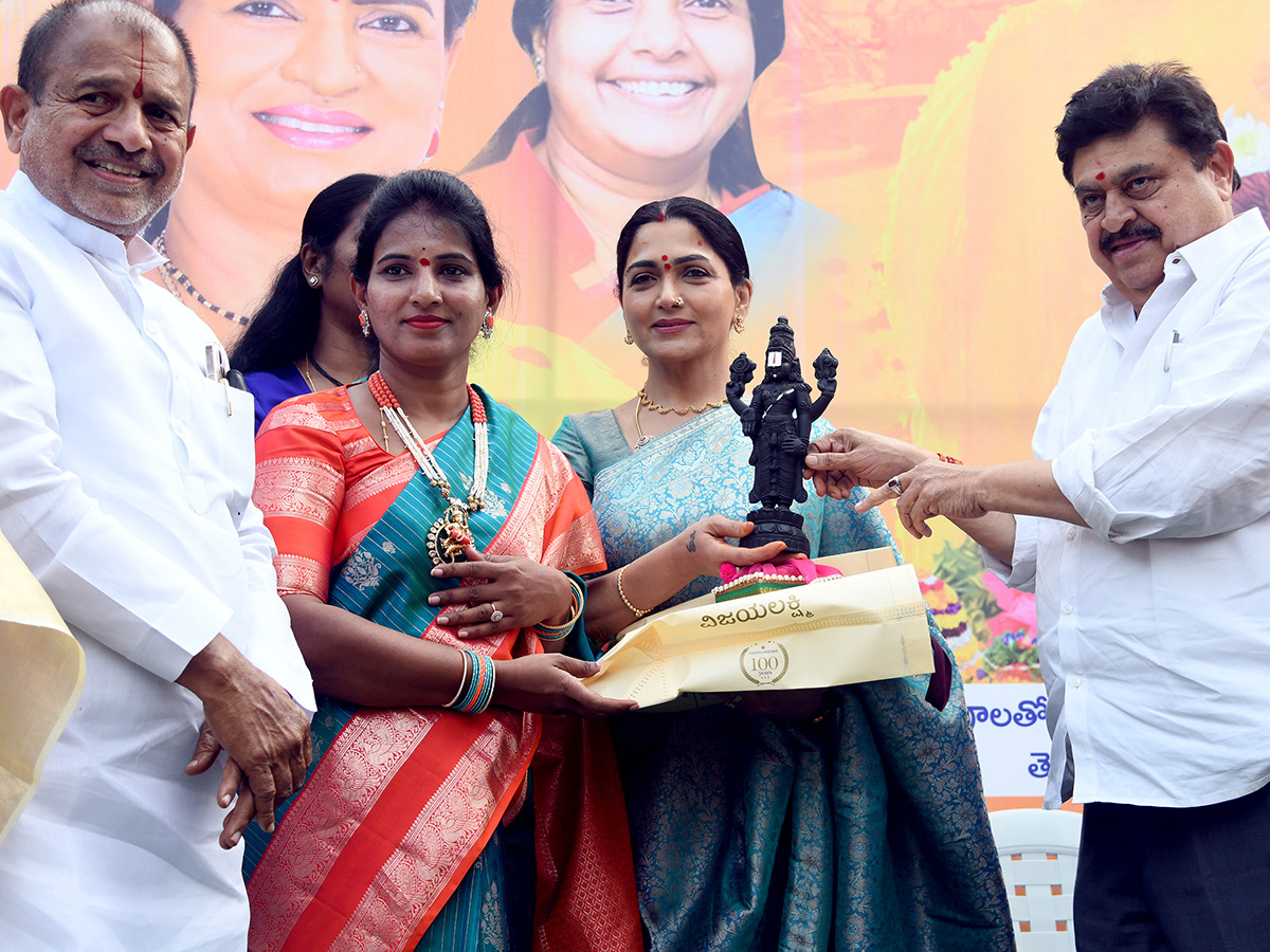 Actress Kushboo Bathukamma Celebrations At Charminar Photos17