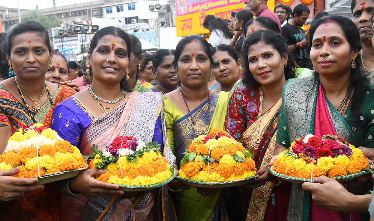 Actress Kushboo Bathukamma Celebrations At Charminar Photos18