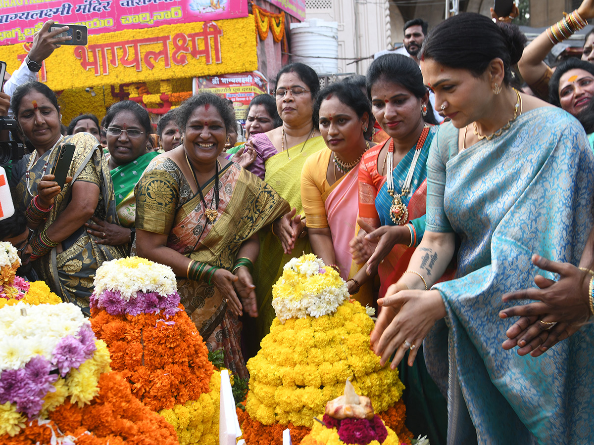 Actress Kushboo Bathukamma Celebrations At Charminar Photos19