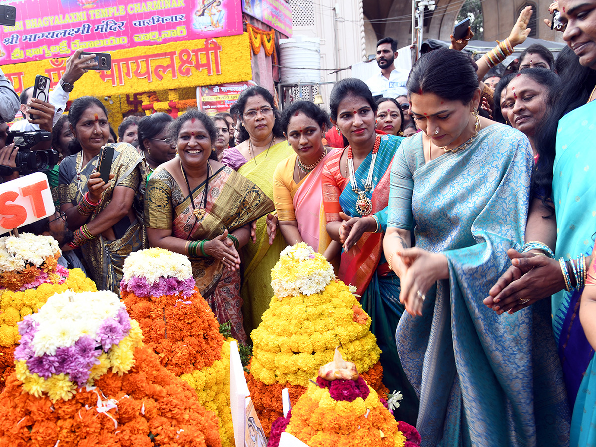 Actress Kushboo Bathukamma Celebrations At Charminar Photos2