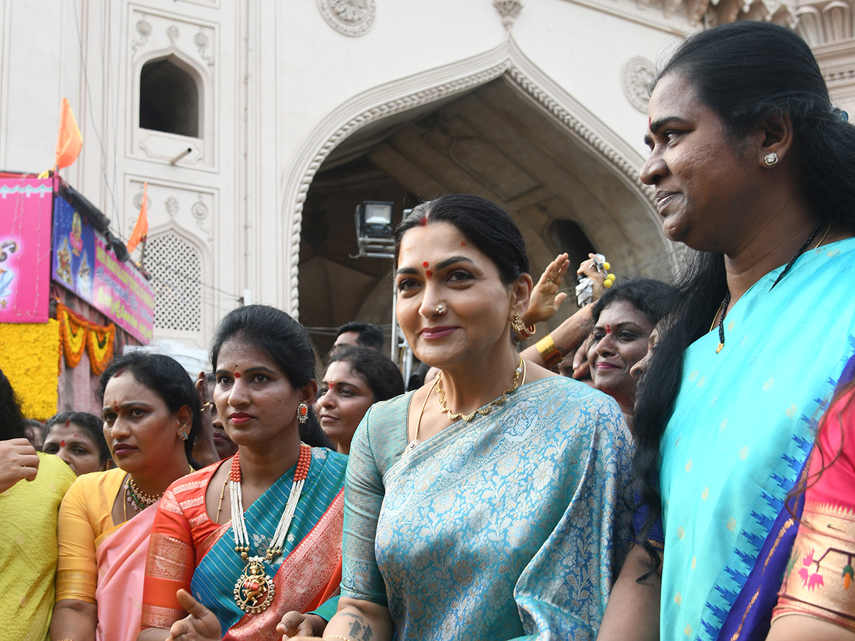 Actress Kushboo Bathukamma Celebrations At Charminar Photos3