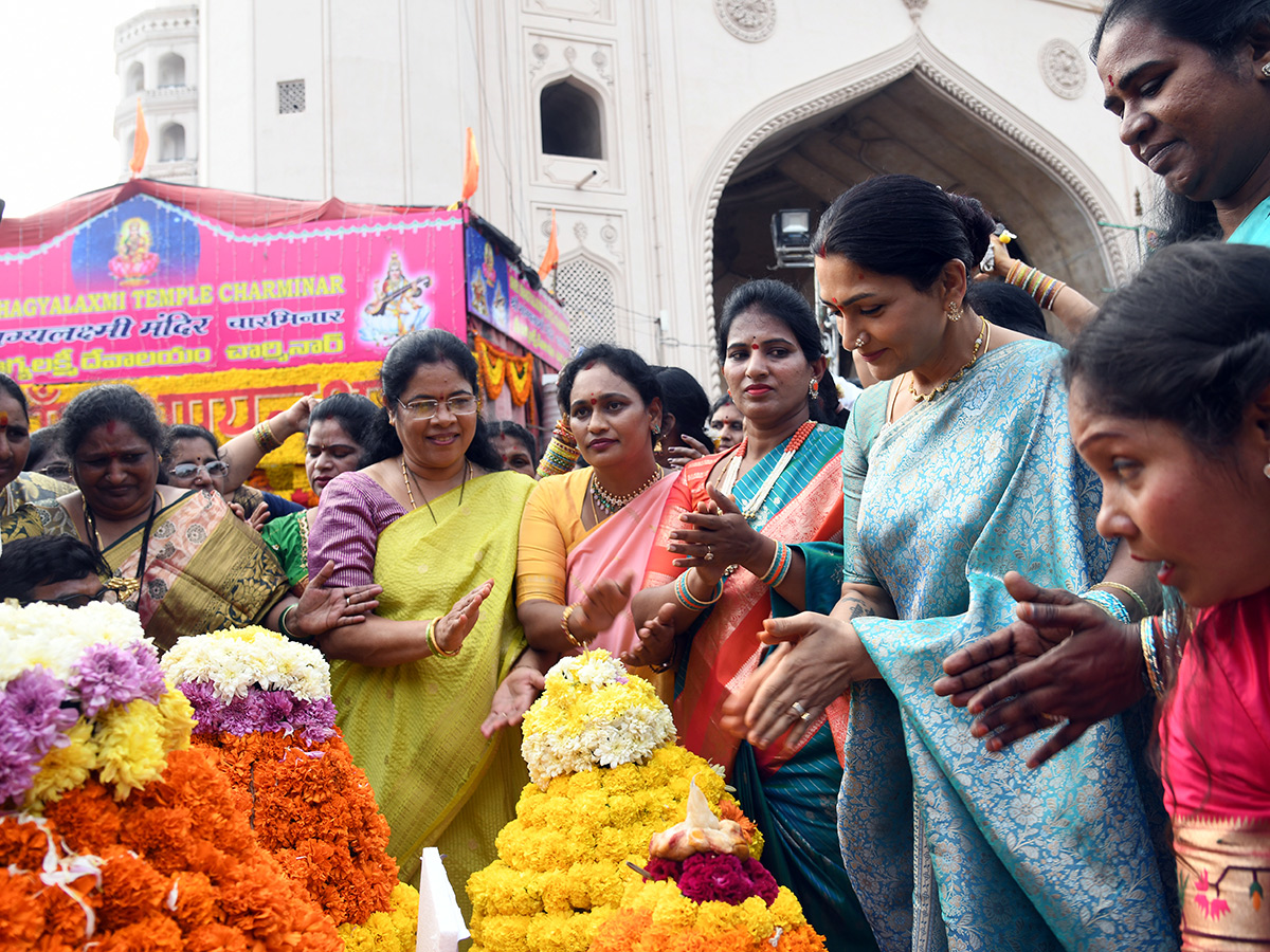 Actress Kushboo Bathukamma Celebrations At Charminar Photos4