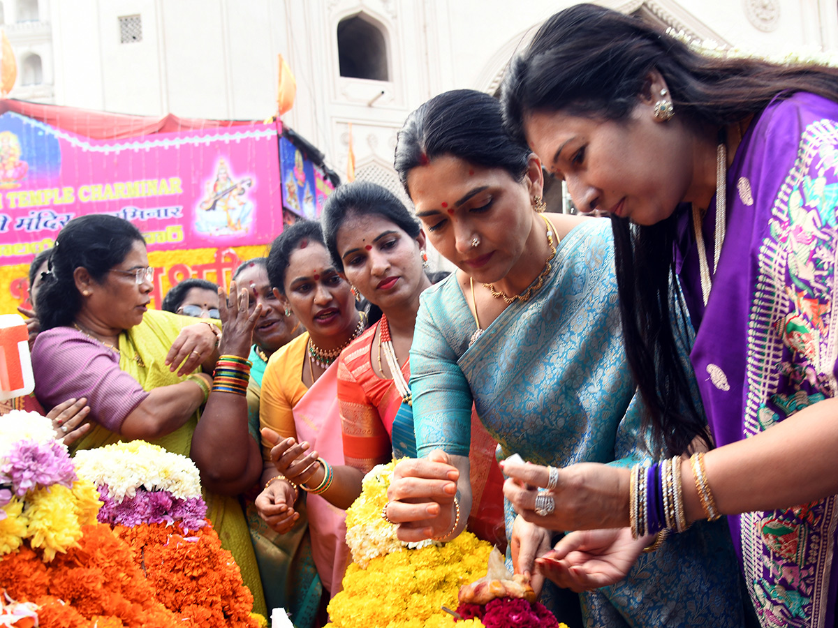 Actress Kushboo Bathukamma Celebrations At Charminar Photos5