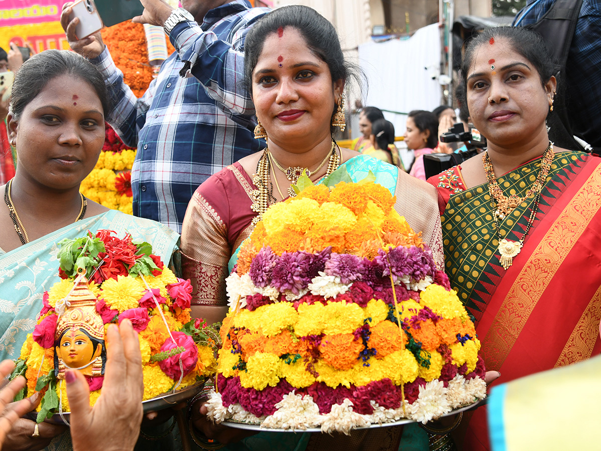 Actress Kushboo Bathukamma Celebrations At Charminar Photos6