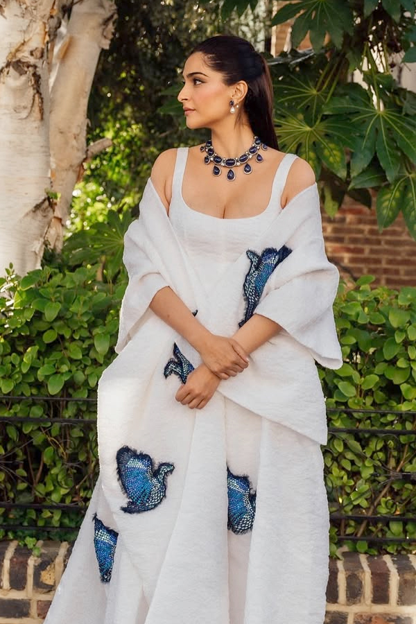 Actress sonam kapoors look At london fashion week Photos2