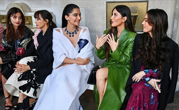 Actress sonam kapoors look At london fashion week Photos12