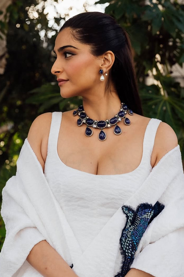 Actress sonam kapoors look At london fashion week Photos13