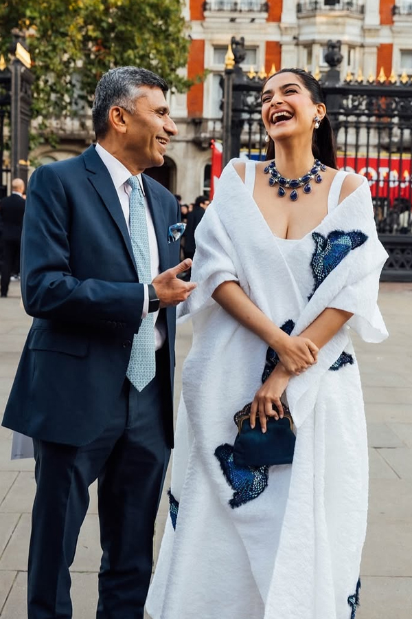 Actress sonam kapoors look At london fashion week Photos3