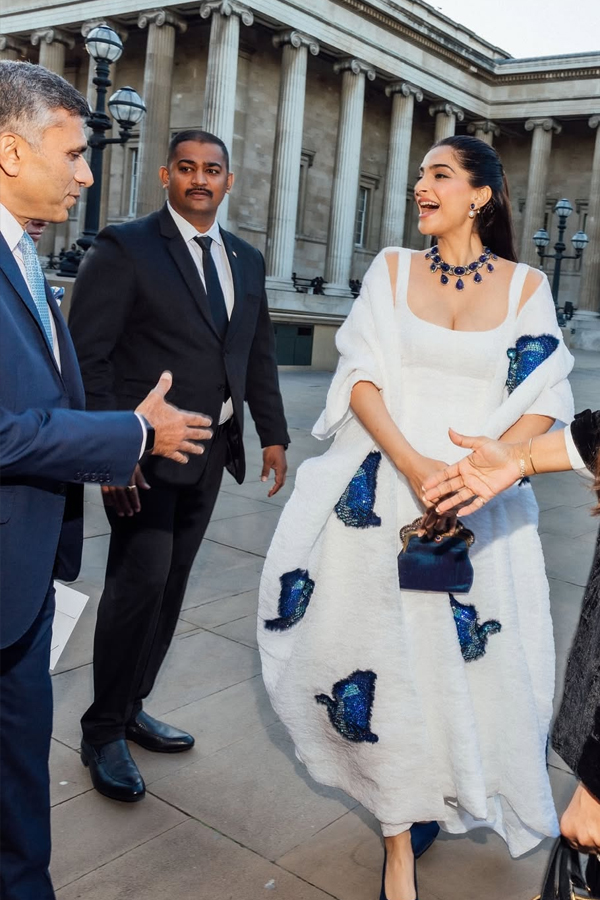 Actress sonam kapoors look At london fashion week Photos4