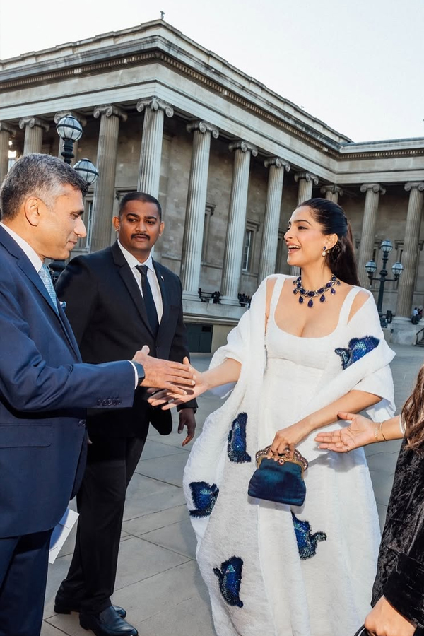 Actress sonam kapoors look At london fashion week Photos5