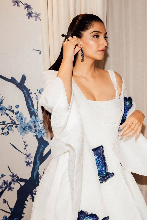 Actress sonam kapoors look At london fashion week Photos8