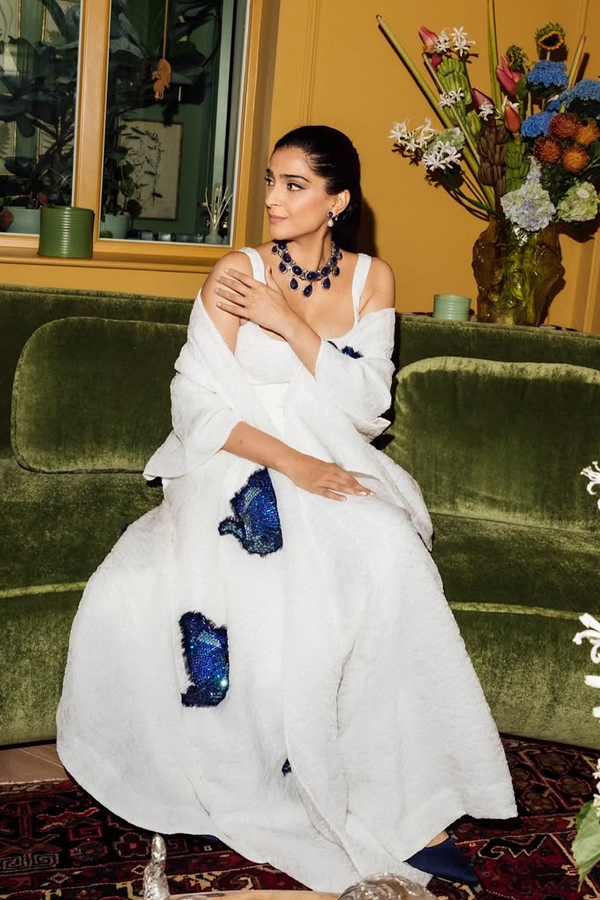 Actress sonam kapoors look At london fashion week Photos9
