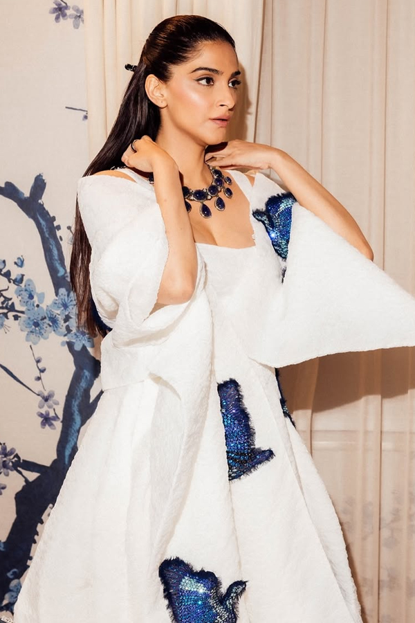 Actress sonam kapoors look At london fashion week Photos10