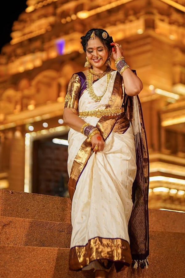 Anchor lasyamanjunath Navarathri 1st Day Look Photos6