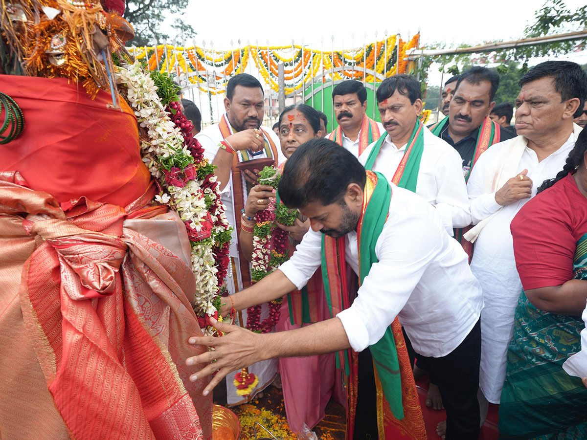 CM Revanth Reddy Visits Medaram Sammakka Saralamma Temple Photos1