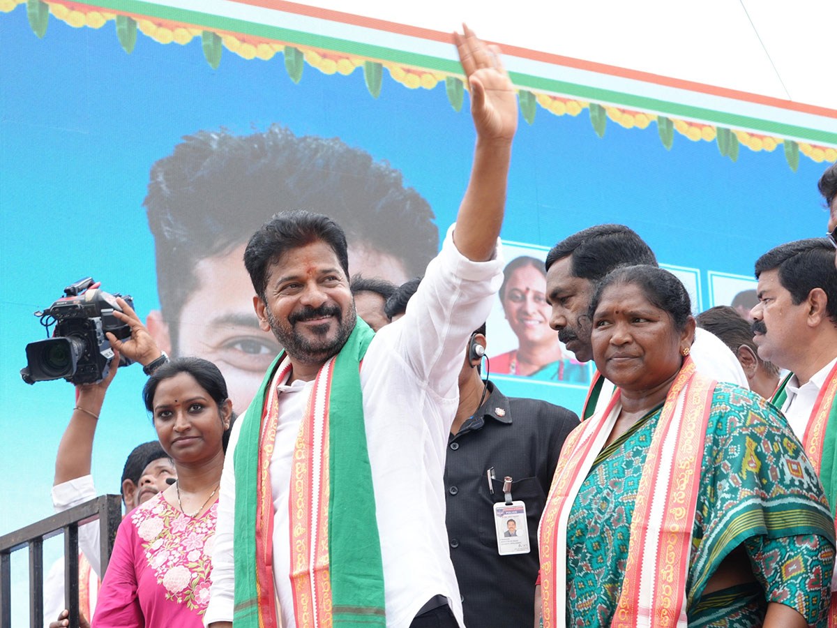 CM Revanth Reddy Visits Medaram Sammakka Saralamma Temple Photos10