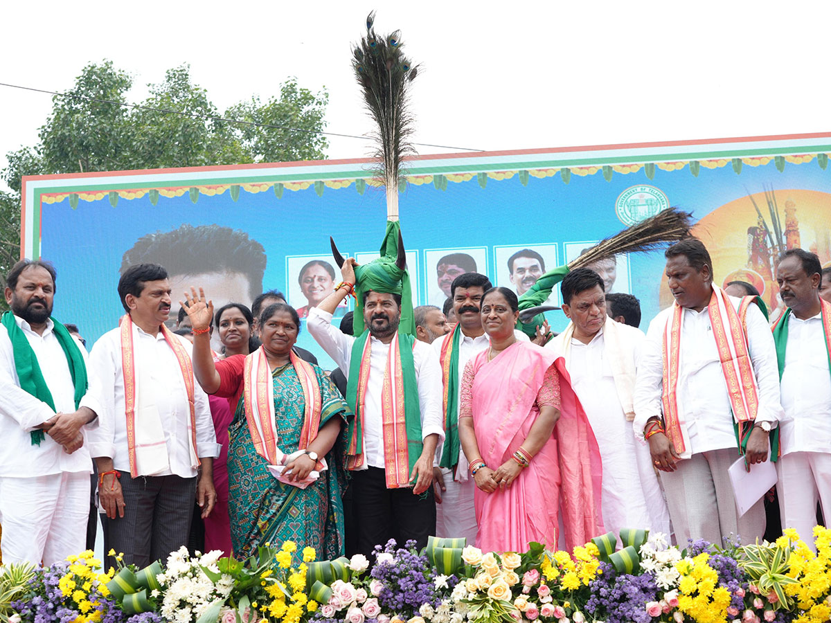 CM Revanth Reddy Visits Medaram Sammakka Saralamma Temple Photos12