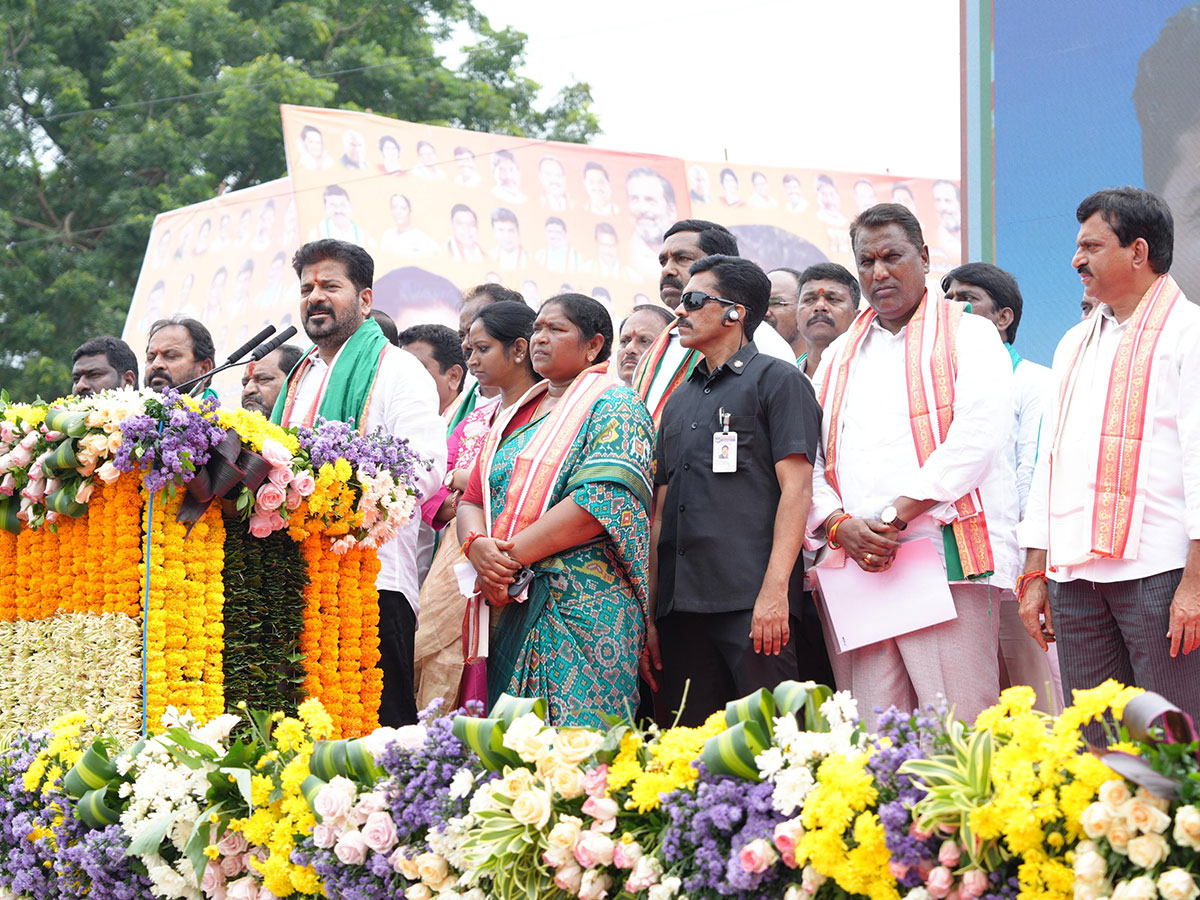 CM Revanth Reddy Visits Medaram Sammakka Saralamma Temple Photos13