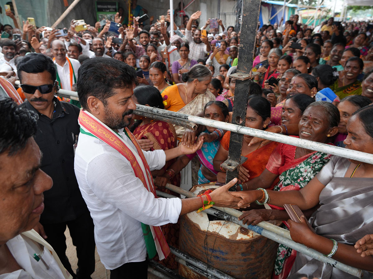 CM Revanth Reddy Visits Medaram Sammakka Saralamma Temple Photos14