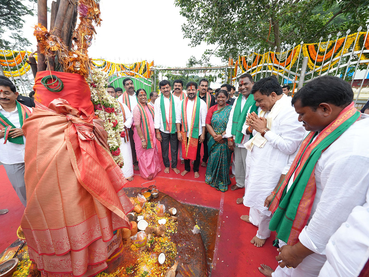 CM Revanth Reddy Visits Medaram Sammakka Saralamma Temple Photos18