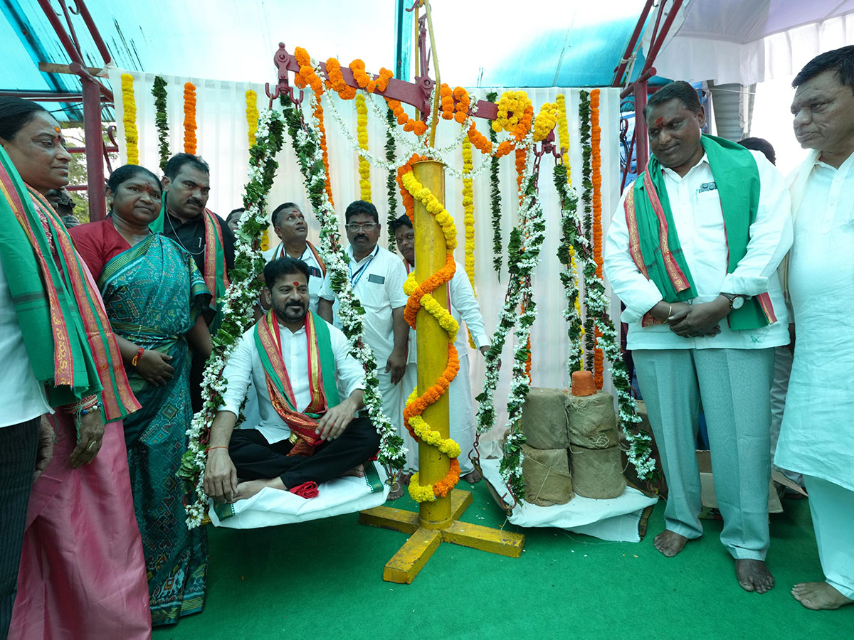 CM Revanth Reddy Visits Medaram Sammakka Saralamma Temple Photos19