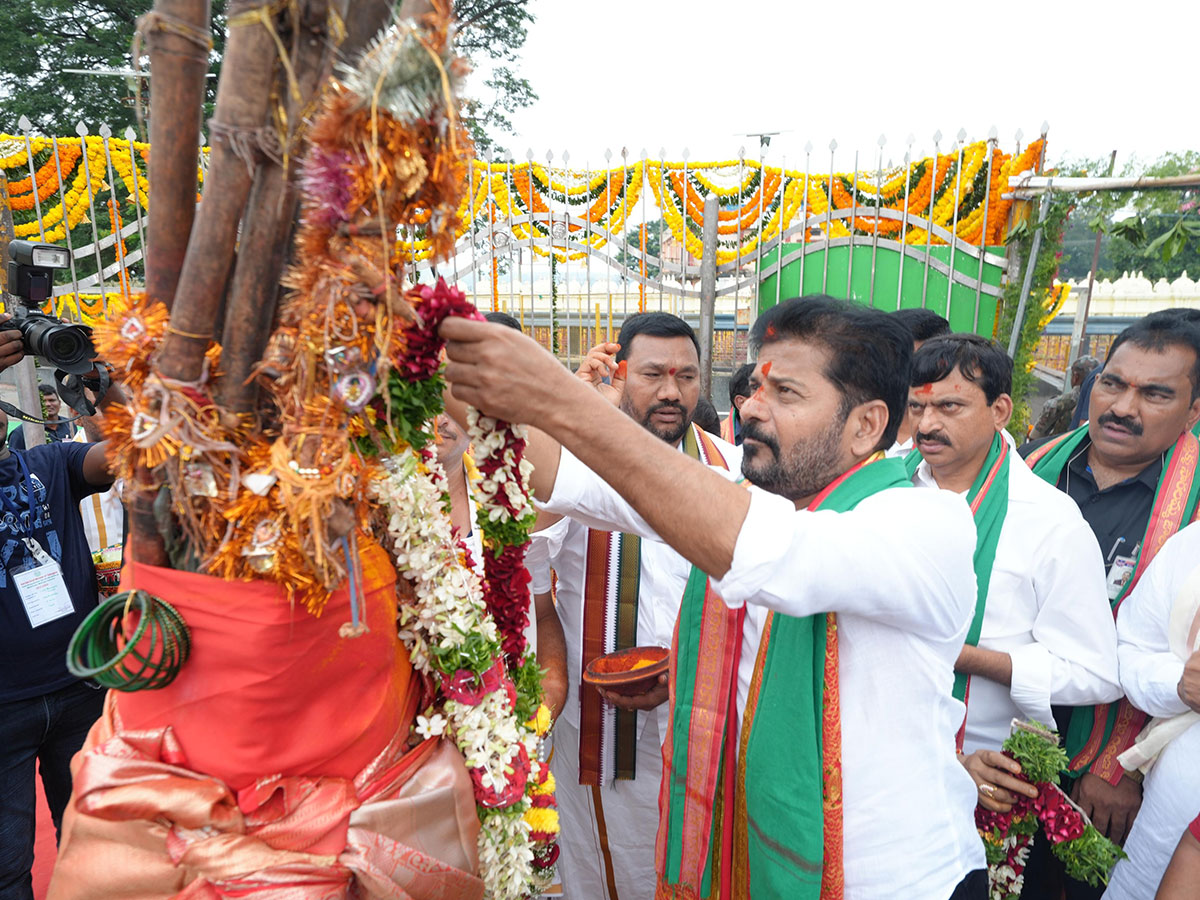CM Revanth Reddy Visits Medaram Sammakka Saralamma Temple Photos2