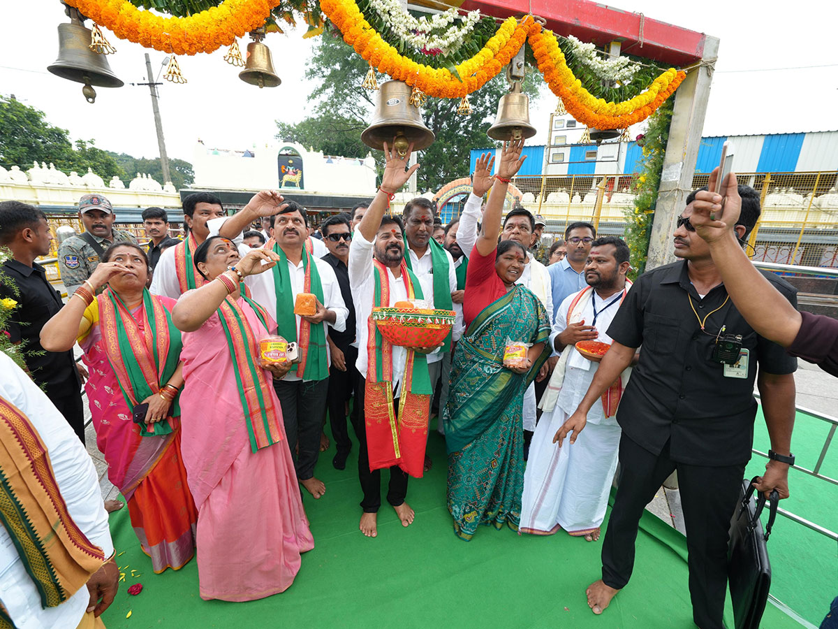 CM Revanth Reddy Visits Medaram Sammakka Saralamma Temple Photos3