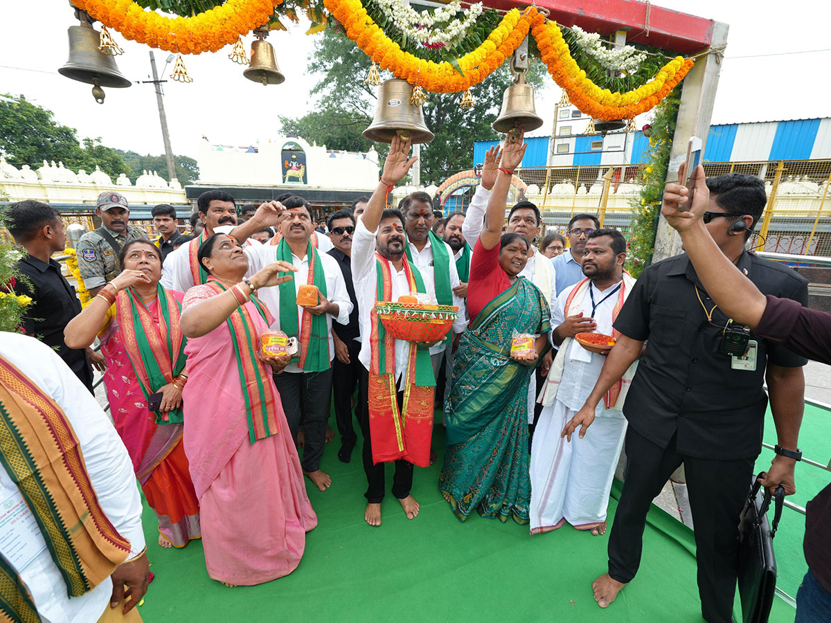 CM Revanth Reddy Visits Medaram Sammakka Saralamma Temple Photos4