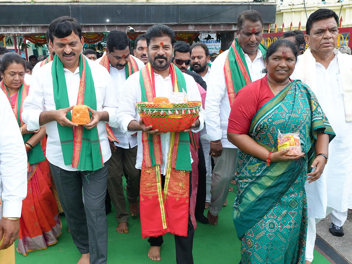 CM Revanth Reddy Visits Medaram Sammakka Saralamma Temple Photos5