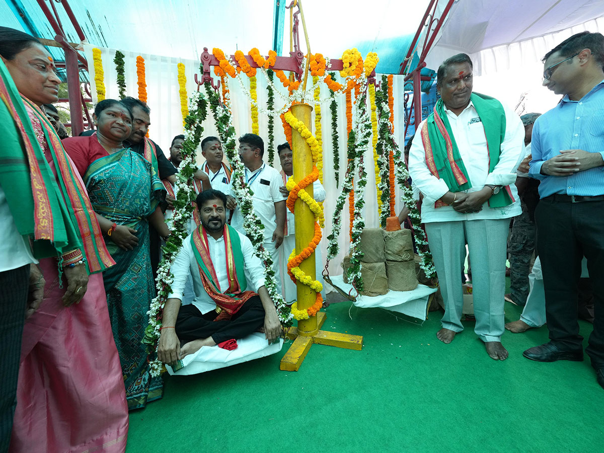 CM Revanth Reddy Visits Medaram Sammakka Saralamma Temple Photos6